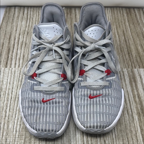 Nike Lebrons - Picture 2 of 10